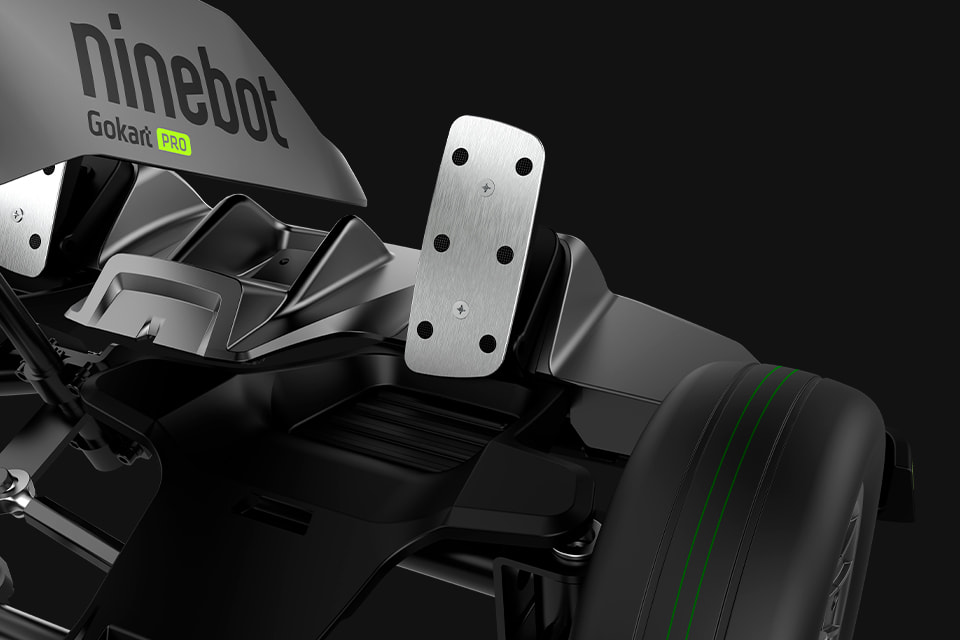 Педали Ninebot GoKart Pro защищены металлическим накладками
