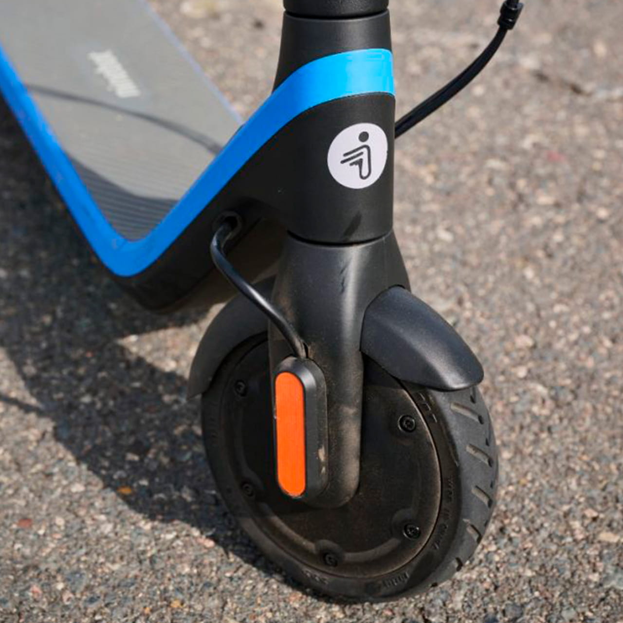 Ninebot KickScooter C2 Pro оснащён бескамерными семидюймовыми шинами, не требующими обслуживания