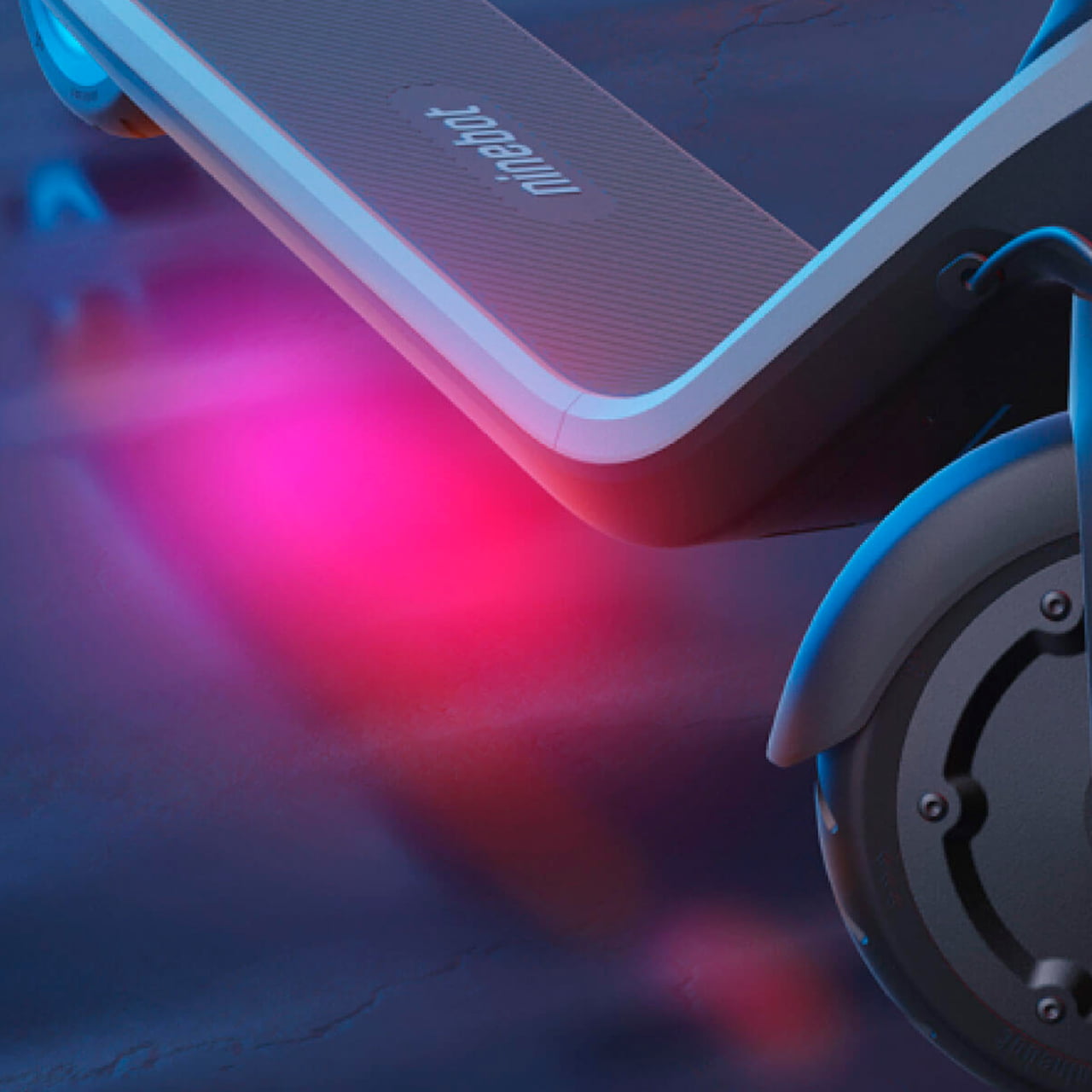 У Ninebot KickScooter E2 Plus есть атмосферная подсветка деки
