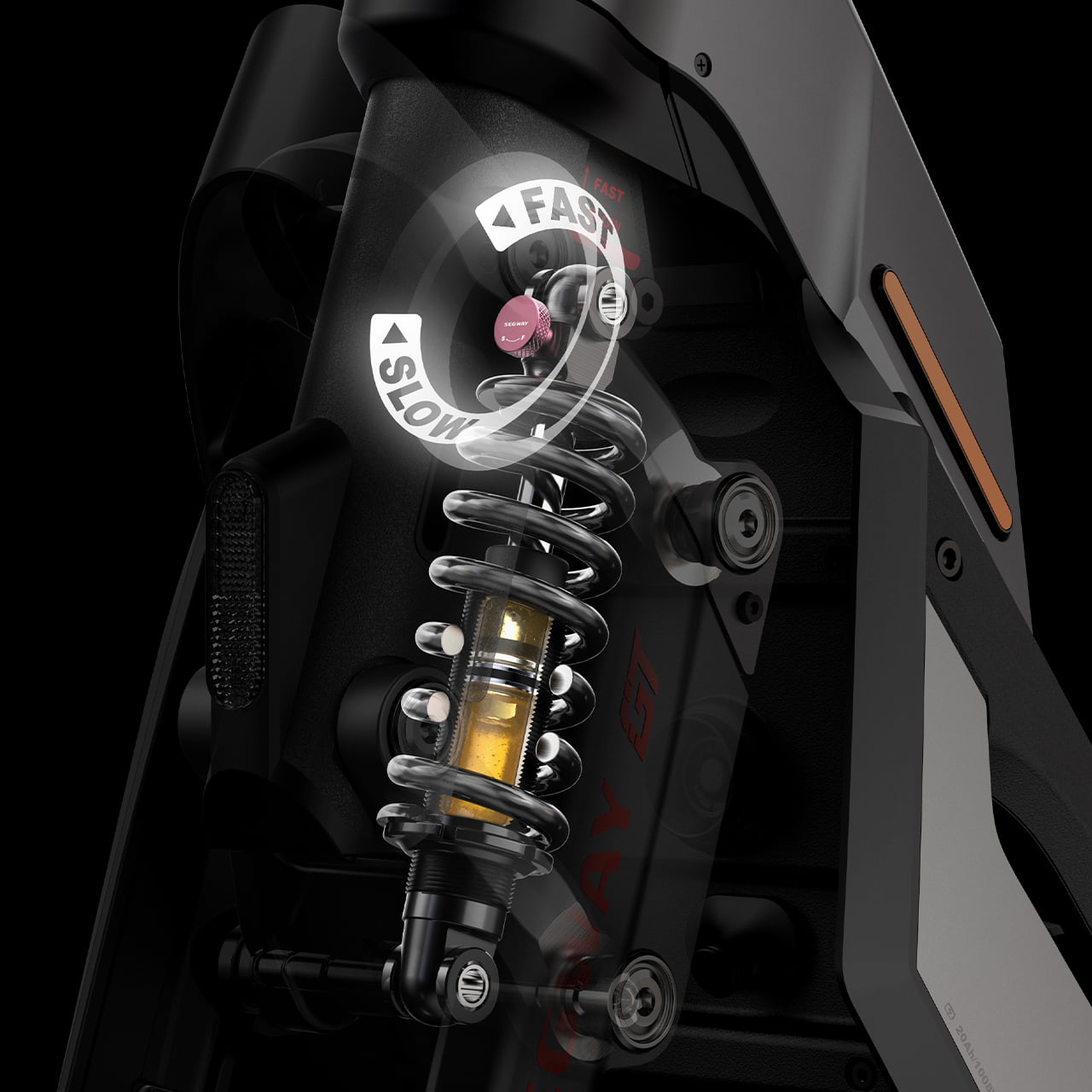 Спереди и сзади SuperScooter GT1 комплектуется гидравлическими амортизаторами с 15-ступенчатой регулировкой жёсткости